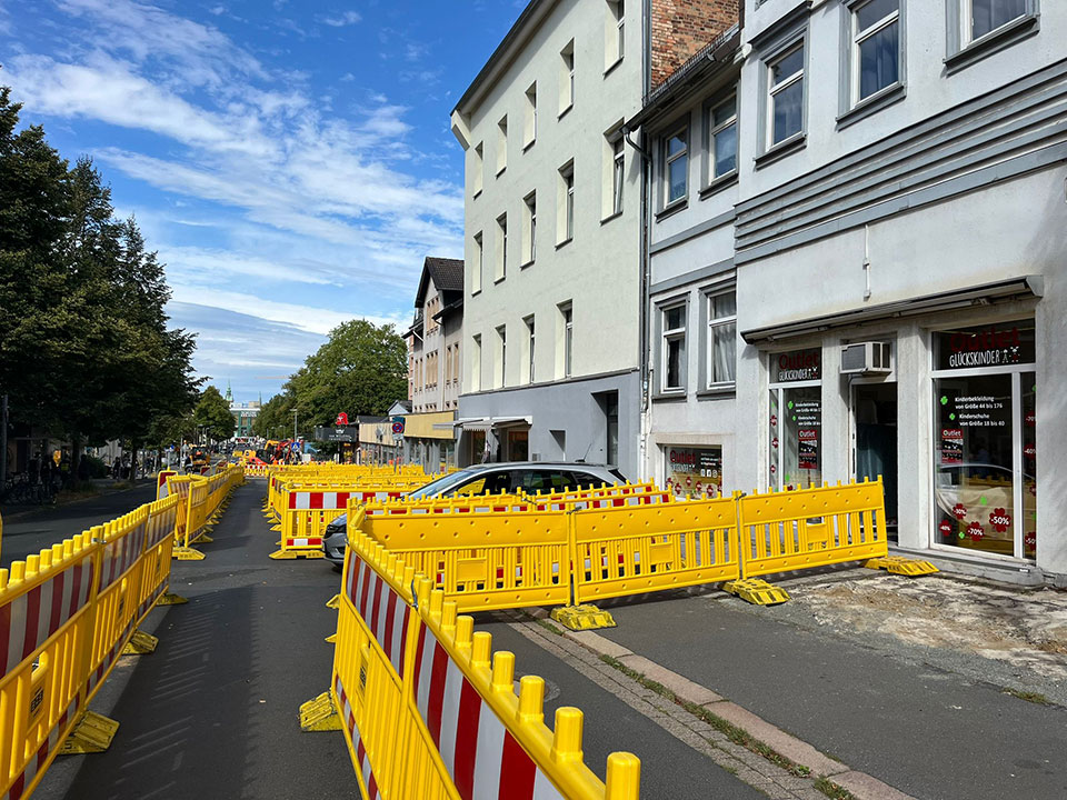Glückskinder-Outletstore in Braunschweig mit Baustellenabsperrung Glückskinder-Outletstore in Braunschweig mit Baustellenabsperrung